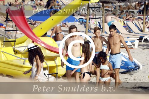 Ibiza 17 augustus 2016
David Guetta met zijn kinderen Tim en Angie op het strand bij Cala tarida. (dochter mint groienen bikini en zoon donkerblauwe zwembroek met rode en licht blauwe bies)