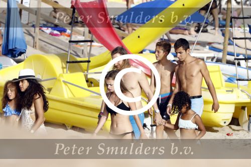 Ibiza 17 augustus 2016
David Guetta met zijn kinderen Tim en Angie op het strand bij Cala tarida. (dochter mint groienen bikini en zoon donkerblauwe zwembroek met rode en licht blauwe bies)
