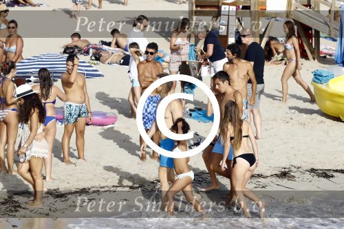 Ibiza 17 augustus 2016
David Guetta met zijn kinderen Tim en Angie op het strand bij Cala tarida. (dochter mint groienen bikini en zoon donkerblauwe zwembroek met rode en licht blauwe bies)