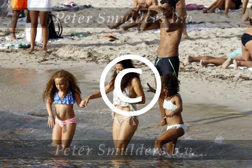 Ibiza 17 augustus 2016
David Guetta met zijn kinderen Tim en Angie op het strand bij Cala tarida. (dochter mint groienen bikini en zoon donkerblauwe zwembroek met rode en licht blauwe bies)