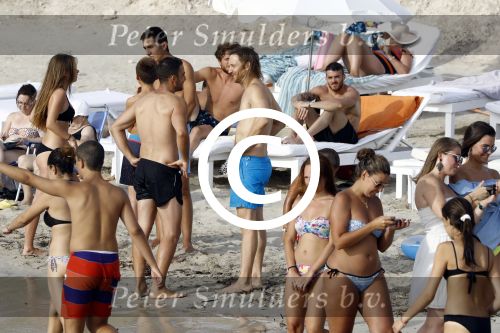 Ibiza 17 augustus 2016
David Guetta met zijn kinderen Tim en Angie op het strand bij Cala tarida. (dochter mint groienen bikini en zoon donkerblauwe zwembroek met rode en licht blauwe bies)
