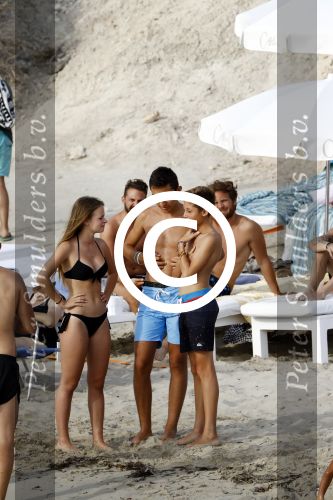 Ibiza 17 augustus 2016
David Guetta met zijn kinderen Tim en Angie op het strand bij Cala tarida. (dochter mint groienen bikini en zoon donkerblauwe zwembroek met rode en licht blauwe bies)