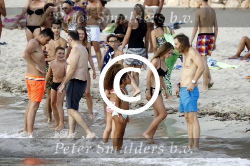 Ibiza 17 augustus 2016
David Guetta met zijn kinderen Tim en Angie op het strand bij Cala tarida. (dochter mint groienen bikini en zoon donkerblauwe zwembroek met rode en licht blauwe bies)