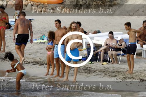 Ibiza 17 augustus 2016
David Guetta met zijn kinderen Tim en Angie op het strand bij Cala tarida. (dochter mint groienen bikini en zoon donkerblauwe zwembroek met rode en licht blauwe bies)