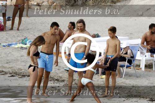Ibiza 17 augustus 2016
David Guetta met zijn kinderen Tim en Angie op het strand bij Cala tarida. (dochter mint groienen bikini en zoon donkerblauwe zwembroek met rode en licht blauwe bies)