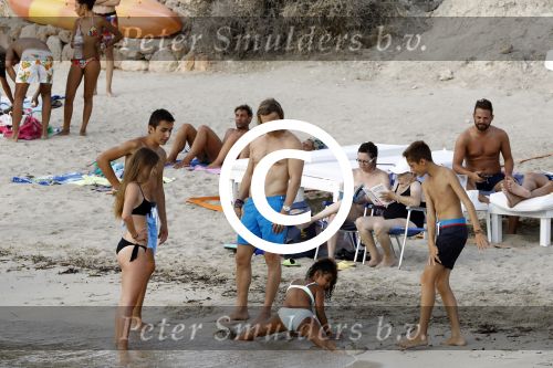 Ibiza 17 augustus 2016
David Guetta met zijn kinderen Tim en Angie op het strand bij Cala tarida. (dochter mint groienen bikini en zoon donkerblauwe zwembroek met rode en licht blauwe bies)