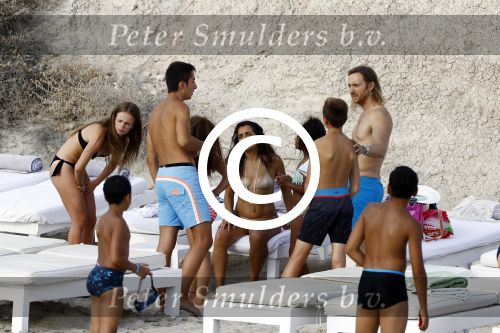 Ibiza 17 augustus 2016
David Guetta met zijn kinderen Tim en Angie op het strand bij Cala tarida. (dochter mint groienen bikini en zoon donkerblauwe zwembroek met rode en licht blauwe bies)