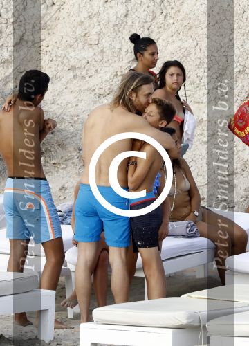 Ibiza 17 augustus 2016
David Guetta met zijn kinderen Tim en Angie op het strand bij Cala tarida. (dochter mint groienen bikini en zoon donkerblauwe zwembroek met rode en licht blauwe bies)