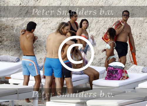 Ibiza 17 augustus 2016
David Guetta met zijn kinderen Tim en Angie op het strand bij Cala tarida. (dochter mint groienen bikini en zoon donkerblauwe zwembroek met rode en licht blauwe bies)