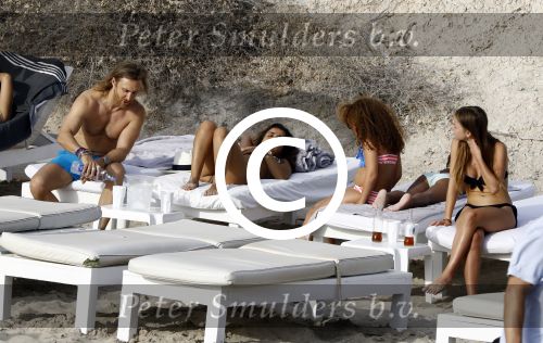 Ibiza 17 augustus 2016
David Guetta met zijn kinderen Tim en Angie op het strand bij Cala tarida. (dochter mint groienen bikini en zoon donkerblauwe zwembroek met rode en licht blauwe bies)