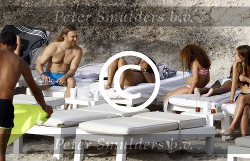 Ibiza 17 augustus 2016
David Guetta met zijn kinderen Tim en Angie op het strand bij Cala tarida. (dochter mint groienen bikini en zoon donkerblauwe zwembroek met rode en licht blauwe bies)