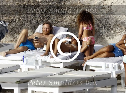 Ibiza 17 augustus 2016
David Guetta met zijn kinderen Tim en Angie op het strand bij Cala tarida. (dochter mint groienen bikini en zoon donkerblauwe zwembroek met rode en licht blauwe bies)