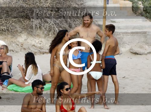 Ibiza 17 augustus 2016
David Guetta met zijn kinderen Tim en Angie op het strand bij Cala tarida. (dochter mint groienen bikini en zoon donkerblauwe zwembroek met rode en licht blauwe bies)