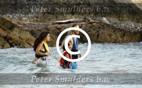 Ibiza 17 augustus 2016
David Guetta met zijn kinderen Tim en Angie op het strand bij Cala tarida. (dochter mint groienen bikini en zoon donkerblauwe zwembroek met rode en licht blauwe bies)