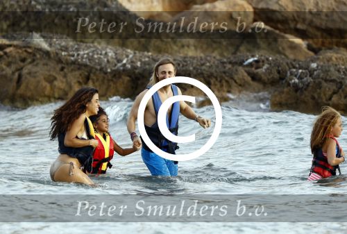 Ibiza 17 augustus 2016
David Guetta met zijn kinderen Tim en Angie op het strand bij Cala tarida. (dochter mint groienen bikini en zoon donkerblauwe zwembroek met rode en licht blauwe bies)