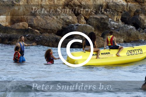 Ibiza 17 augustus 2016
David Guetta met zijn kinderen Tim en Angie op het strand bij Cala tarida. (dochter mint groienen bikini en zoon donkerblauwe zwembroek met rode en licht blauwe bies)