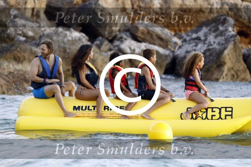 Ibiza 17 augustus 2016
David Guetta met zijn kinderen Tim en Angie op het strand bij Cala tarida. (dochter mint groienen bikini en zoon donkerblauwe zwembroek met rode en licht blauwe bies)