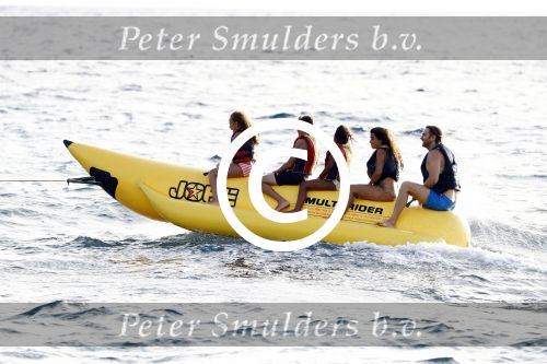 Ibiza 17 augustus 2016
David Guetta met zijn kinderen Tim en Angie op het strand bij Cala tarida. (dochter mint groienen bikini en zoon donkerblauwe zwembroek met rode en licht blauwe bies)