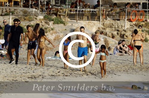 Ibiza 17 augustus 2016
David Guetta met zijn kinderen Tim en Angie op het strand bij Cala tarida. (dochter mint groienen bikini en zoon donkerblauwe zwembroek met rode en licht blauwe bies)