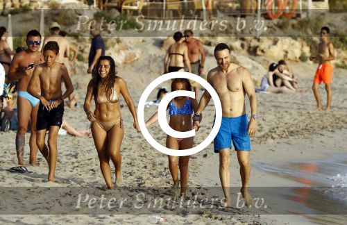 Ibiza 17 augustus 2016
David Guetta met zijn kinderen Tim en Angie op het strand bij Cala tarida. (dochter mint groienen bikini en zoon donkerblauwe zwembroek met rode en licht blauwe bies)