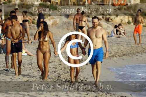 Ibiza 17 augustus 2016
David Guetta met zijn kinderen Tim en Angie op het strand bij Cala tarida. (dochter mint groienen bikini en zoon donkerblauwe zwembroek met rode en licht blauwe bies)