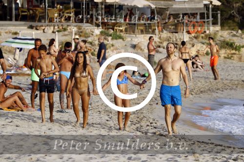 Ibiza 17 augustus 2016
David Guetta met zijn kinderen Tim en Angie op het strand bij Cala tarida. (dochter mint groienen bikini en zoon donkerblauwe zwembroek met rode en licht blauwe bies)