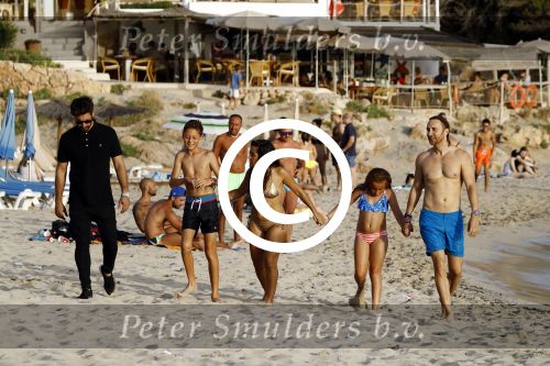 Ibiza 17 augustus 2016
David Guetta met zijn kinderen Tim en Angie op het strand bij Cala tarida. (dochter mint groienen bikini en zoon donkerblauwe zwembroek met rode en licht blauwe bies)