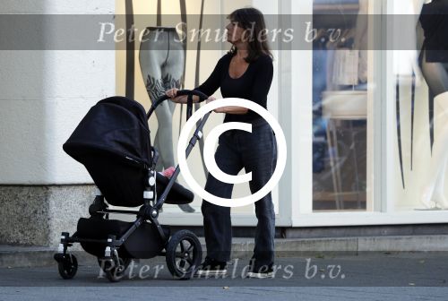 Amsterdam 30 augustus 2016
Debby Petter achter de kinderwagen.