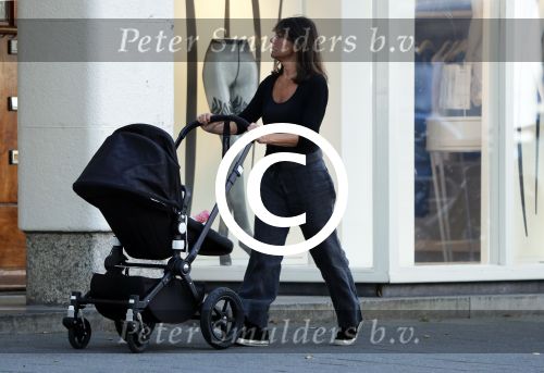 Amsterdam 30 augustus 2016
Debby Petter achter de kinderwagen.