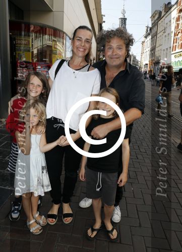 Amsterdam 31 augustus 2016
Presentatie Freek Vonk in Tuschinski. Dirk Zeelenberg ,et zijn vrouw Suus en kinderen
