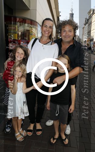 Amsterdam 31 augustus 2016
Presentatie Freek Vonk in Tuschinski. Dirk Zeelenberg ,et zijn vrouw Suus en kinderen