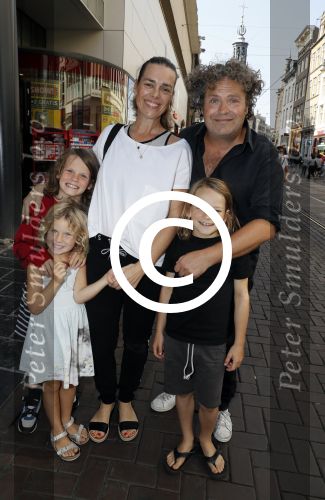 Amsterdam 31 augustus 2016
Presentatie Freek Vonk in Tuschinski. Dirk Zeelenberg ,et zijn vrouw Suus en kinderen