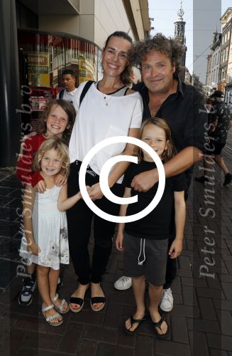 Amsterdam 31 augustus 2016
Presentatie Freek Vonk in Tuschinski. Dirk Zeelenberg ,et zijn vrouw Suus en kinderen
