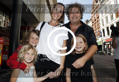 Amsterdam 31 augustus 2016
Presentatie Freek Vonk in Tuschinski. Dirk Zeelenberg ,et zijn vrouw Suus en kinderen