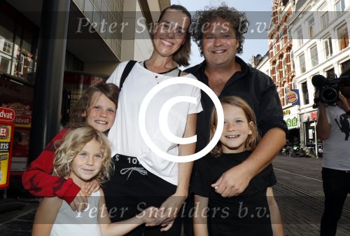Amsterdam 31 augustus 2016
Presentatie Freek Vonk in Tuschinski. Dirk Zeelenberg ,et zijn vrouw Suus en kinderen
