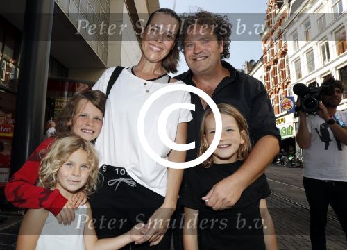 Amsterdam 31 augustus 2016
Presentatie Freek Vonk in Tuschinski. Dirk Zeelenberg ,et zijn vrouw Suus en kinderen