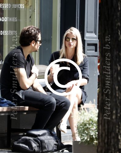 Amsterdam 22 juni 2016 
Zanger Dotan harpenau met (een) vriendin  in amsterdam zuid