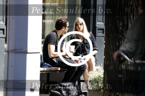 Amsterdam 22 juni 2016 
Zanger Dotan harpenau met (een) vriendin  in amsterdam zuid