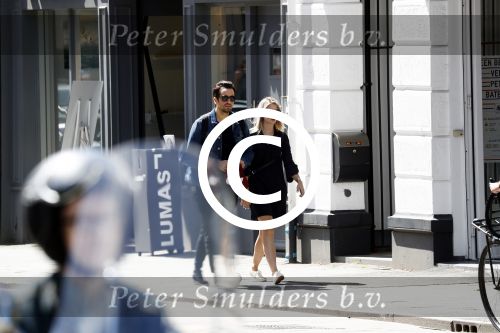 Amsterdam 22 juni 2016 
Zanger Dotan harpenau met (een) vriendin  in amsterdam zuid