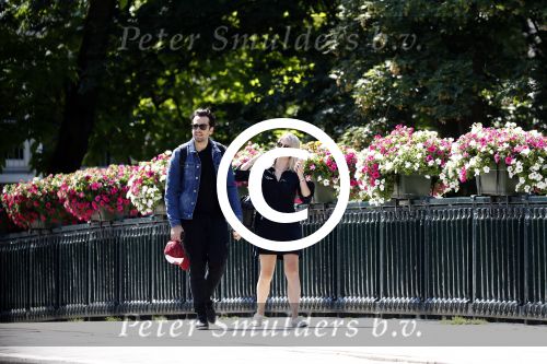 Amsterdam 22 juni 2016 
Zanger Dotan harpenau met (een) vriendin  in amsterdam zuid