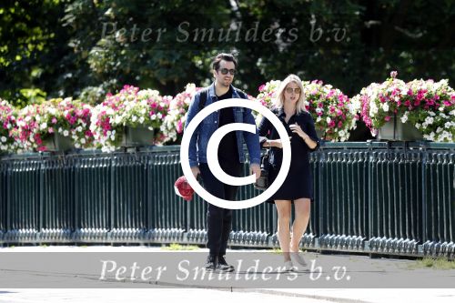 Amsterdam 22 juni 2016 
Zanger Dotan harpenau met (een) vriendin  in amsterdam zuid