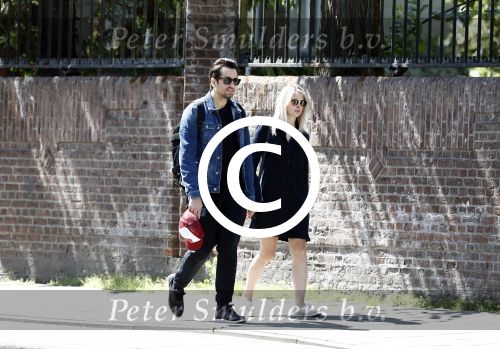 Amsterdam 22 juni 2016 
Zanger Dotan harpenau met (een) vriendin  in amsterdam zuid