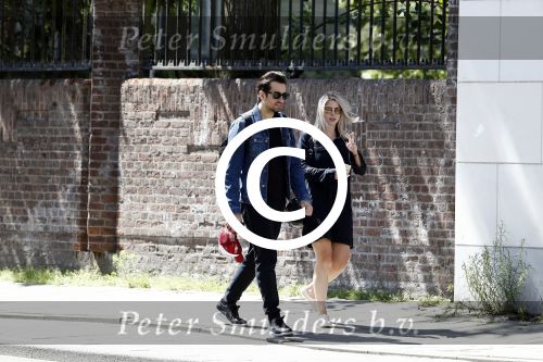 Amsterdam 22 juni 2016 
Zanger Dotan harpenau met (een) vriendin  in amsterdam zuid