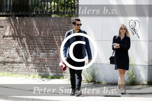 Amsterdam 22 juni 2016 
Zanger Dotan harpenau met (een) vriendin  in amsterdam zuid