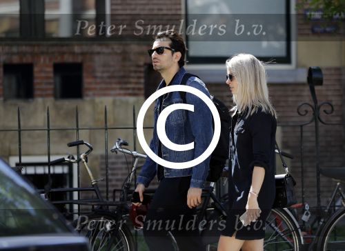 Amsterdam 22 juni 2016 
Zanger Dotan harpenau met (een) vriendin  in amsterdam zuid