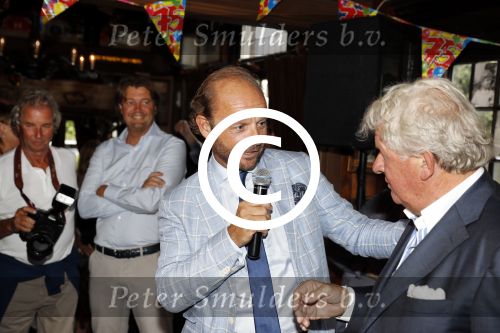 Blaricum 6 september 2016
Surprise party voor Willibrord Frequin zijn 75e verjaardag bij  Moeke Spijstra.
Zijn vriendin kinderen en kleinkinderen zijn natuurlijk aanwezig. Eduard Schaepman