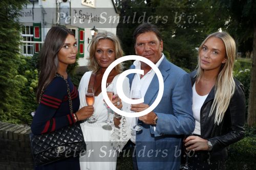 Soest 1 september 2016
Frank en Sandra Masmeijer vieren hun trouwdag met dochters Charlotte en Michelle en schoonzoon bij restaurant t Spiehuis.