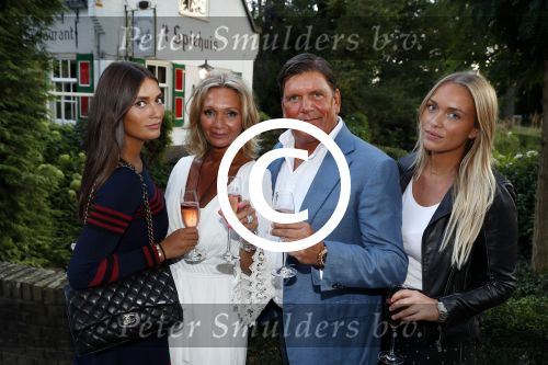 Soest 1 september 2016
Frank en Sandra Masmeijer vieren hun trouwdag met dochters Charlotte en Michelle en schoonzoon bij restaurant t Spiehuis.