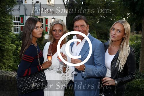 Soest 1 september 2016
Frank en Sandra Masmeijer vieren hun trouwdag met dochters Charlotte en Michelle en schoonzoon bij restaurant t Spiehuis.