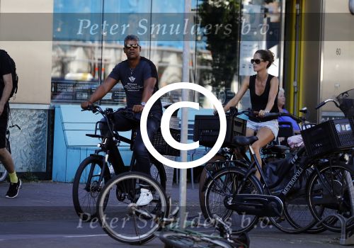 Amsterdam 25 augustus 2016
Frank Rijkaard met zijn vrouw Stephanie op de fiets.